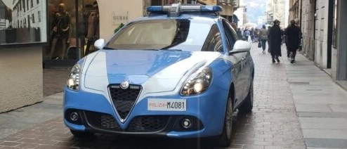 Como, 18enne rapinato sul lungolago: aggressore riconosciuto per il braccio ingessato