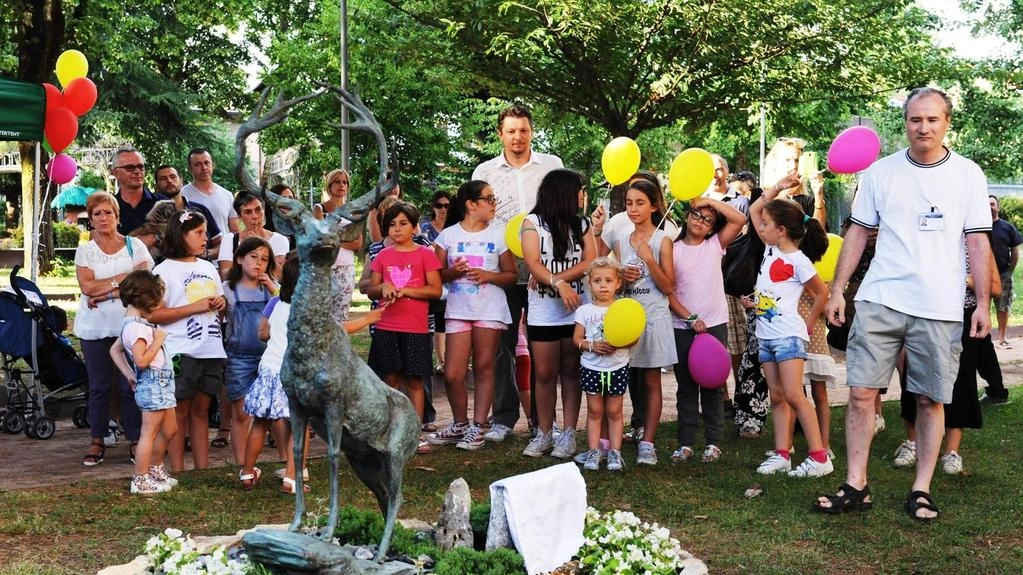 Era stata realizzata da un artista locale con il contributo di diverse aziende del territorio, i bambini gli avevano anche... Era stata realizzata da un artista locale con il contributo di diverse aziende del territorio, i bambini gli avevano anche...