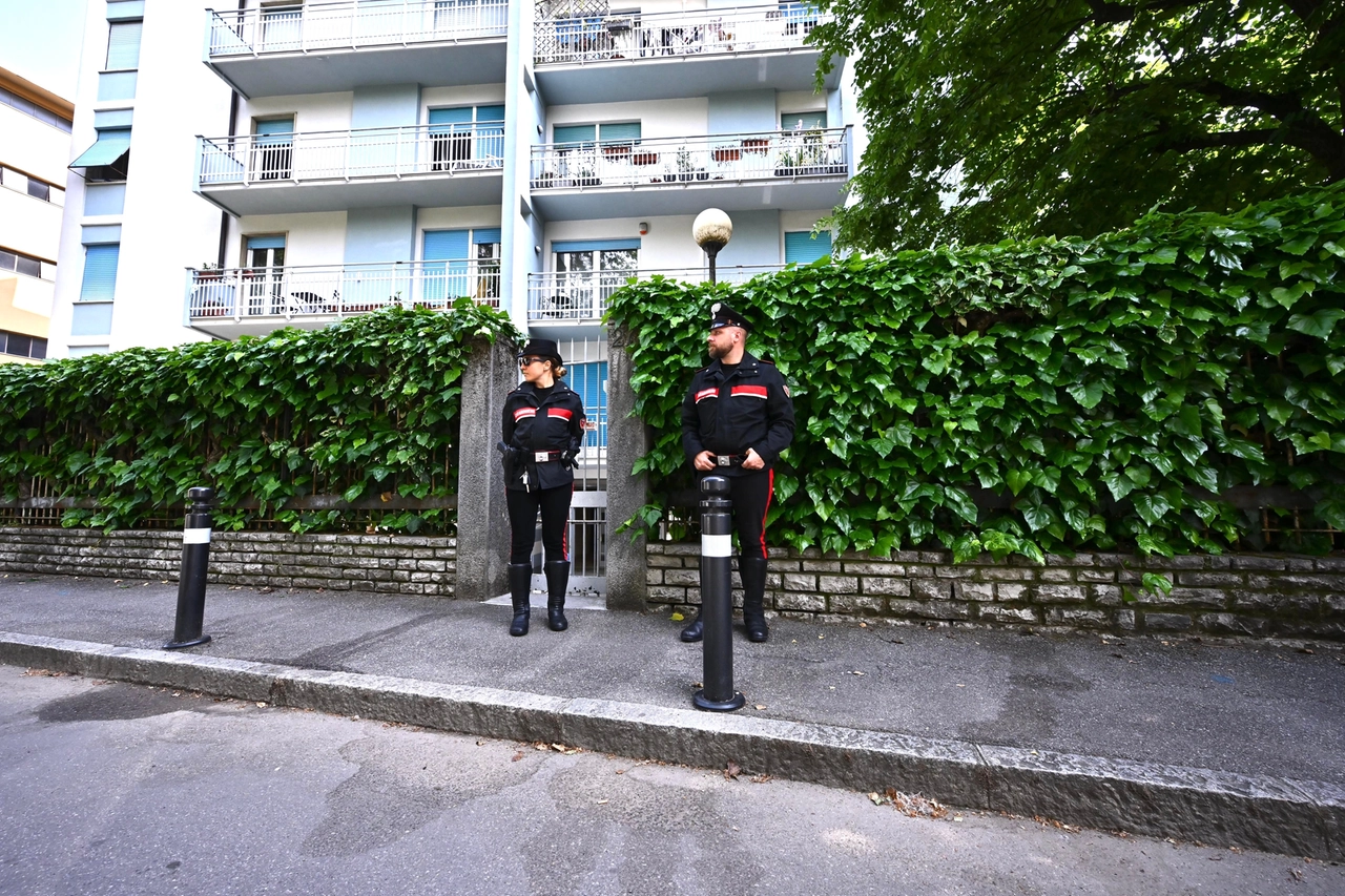 I carabinieri fuori dal palazzo di fronte al quale è avvenuto l'omicidio (De Pascale)