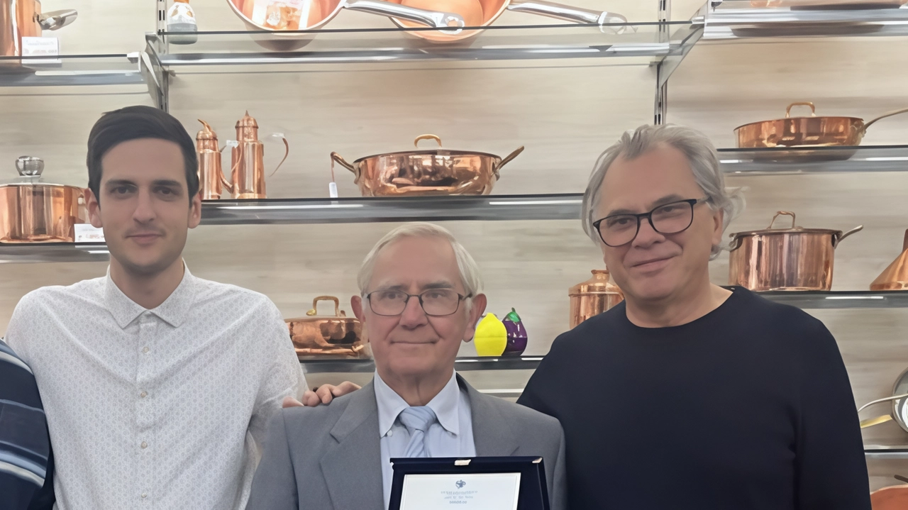 Paolo Perego è l’“Imprenditore emerito“ di Confcommercio a Vimercate. Il titolo assegnato a una figura di spicco nel panorama di... Paolo Perego è l’“Imprenditore emerito“ di Confcommercio a Vimercate. Il titolo assegnato a una figura di spicco nel panorama di...