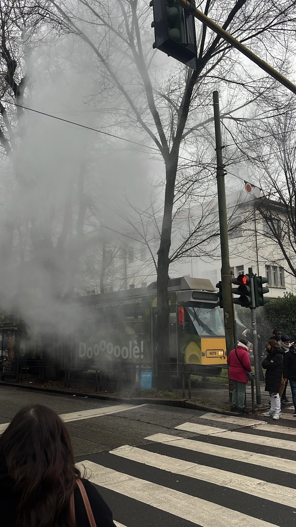 Il tram 12 avvolto da una nuvola di fumo (fotogramma dal video sul profilo instagram iamjamesacos)