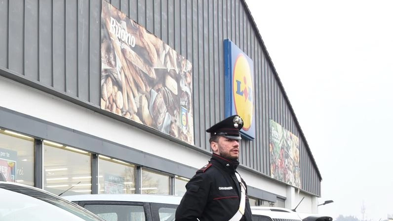 La 39enne era stata colpita dalle coltellate del marito fuori da un supermercato. La Rete Bergamasca antiviolenza e le Rsu dell’azienda per cui lavora unite:. "Vogliamo aiutarla concretamente, conti su di noi. Le istituzioni diano un segnale". La 39enne era stata colpita dalle coltellate del marito fuori da un supermercato. La Rete Bergamasca antiviolenza e le Rsu dell’azienda per cui lavora unite:. "Vogliamo aiutarla concretamente, conti su di noi. Le istituzioni diano un segnale".