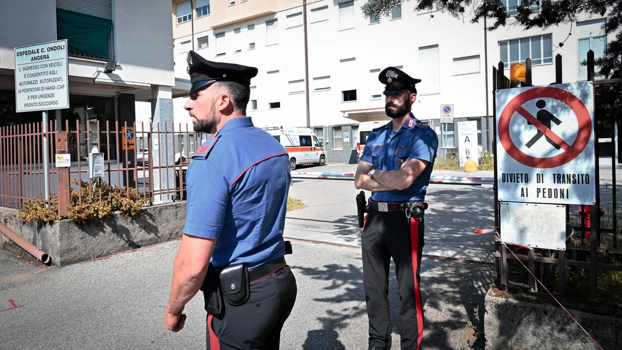 Carabinieri di fronte all'ospedale di Angera, in provincia di Varese, dopo il delitto Carabinieri di fronte all'ospedale di Angera, in provincia di Varese, dopo il delitto
