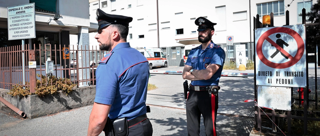 Due fiori di Stella Alpina sul letto dell’anziana moglie prima di spararle e uccidersi: la tragedia di Angera e il mistero della pistola non registrata