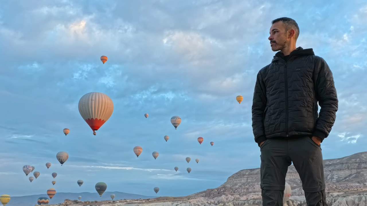 Stefano Begnis, 38 anni, da consulente per la Ferrari si è trasformato in un viaggiatore di professione (nella foto in Cappadocia) Stefano Begnis, 38 anni, da consulente per la Ferrari si è trasformato in un viaggiatore di professione (nella foto in Cappadocia)