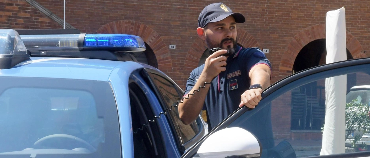 Milano, furto col trucco della gomma a terra: rubato dall’auto zaino con orologio e gioielli