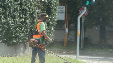Scattano gli interventi per migliorare la viabilità a Monza: vie e marciapiedi liberi dalle erbacce