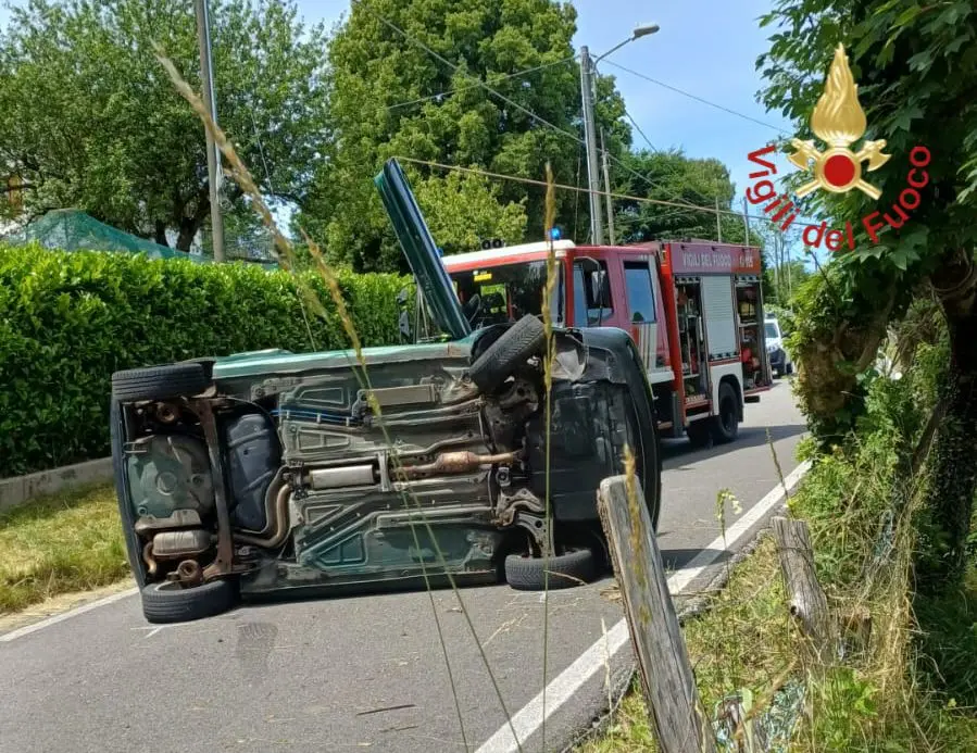 Alta Valle Intelvi, perde il controllo dell’auto e si ribalta: 80enne trovata intrappolata nell’abitacolo