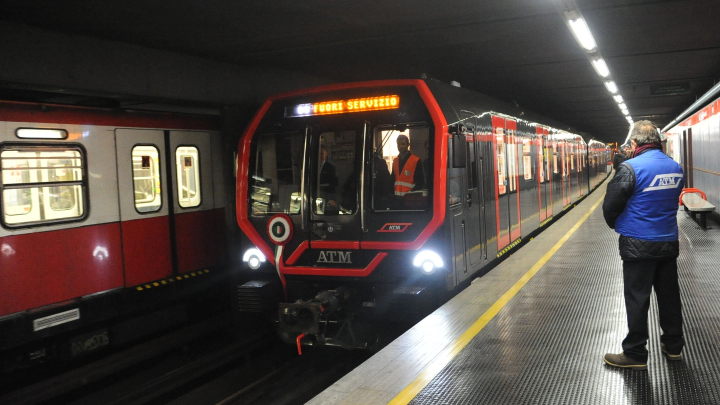 Un treno sulla linea 1 della metro di Milano