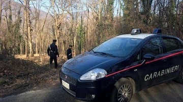 Accoltellato da due carabinieri fuori servizio nei boschi dello spaccio di Varese: indagati per tentato omicidio