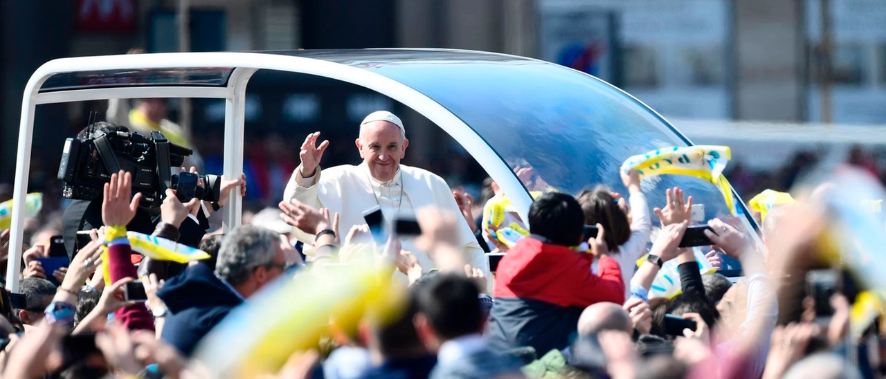 Addio a Papa Francesco, la visita a Milano e Monza nel 2017: dalle Case Bianche a San Vittore e l’incontro con i cresimandi a San Siro