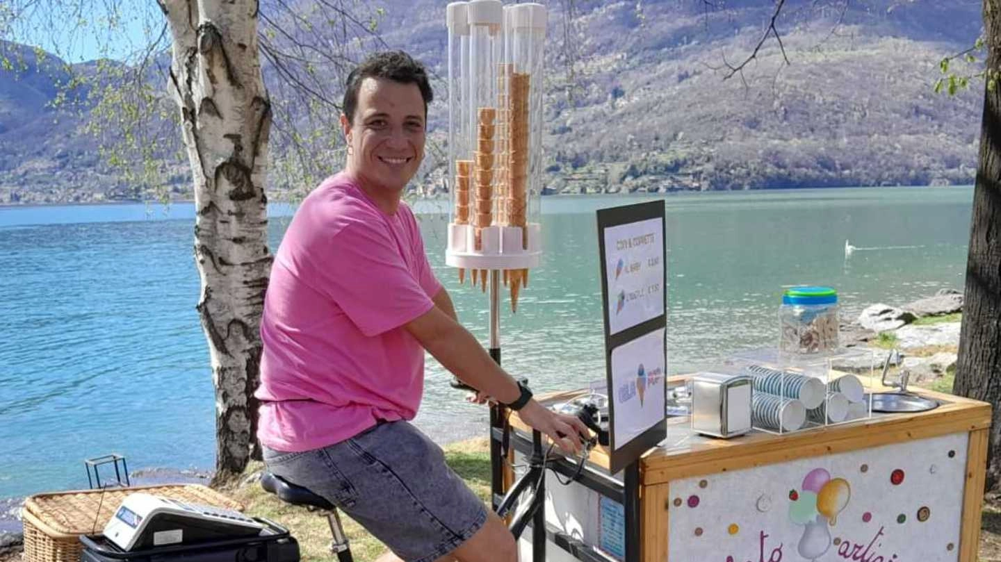 Michele Arnoldi con il carretto per la vendita del gelato artigianale realizzato insieme al papà