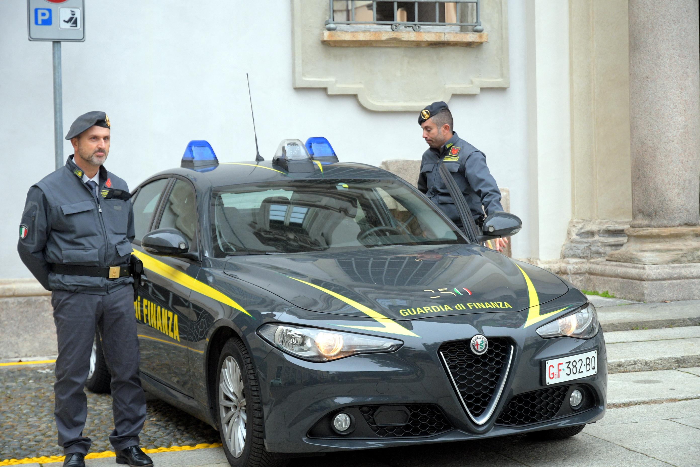 Dietro l’autonoleggio prostituzione, spaccio, rapine e bancarotta fraudolenta. Presa banda italo albanese Dietro l’autonoleggio prostituzione, spaccio, rapine e bancarotta fraudolenta. Presa banda italo albanese