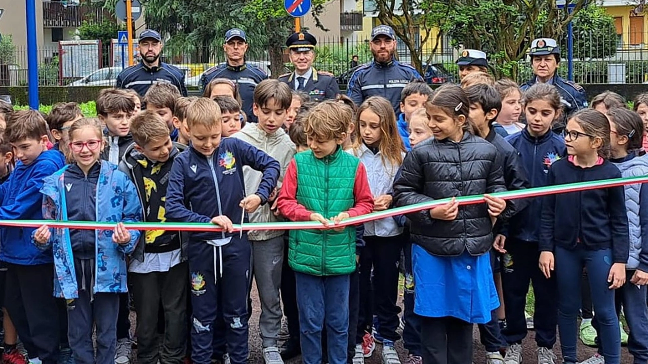 Taglio del nastro-bis per il parco dell’educazione stradale "Giardino Lea Garofalo" di Rho. Il parco di via Goglio, angolo... Taglio del nastro-bis per il parco dell’educazione stradale "Giardino Lea Garofalo" di Rho. Il parco di via Goglio, angolo...