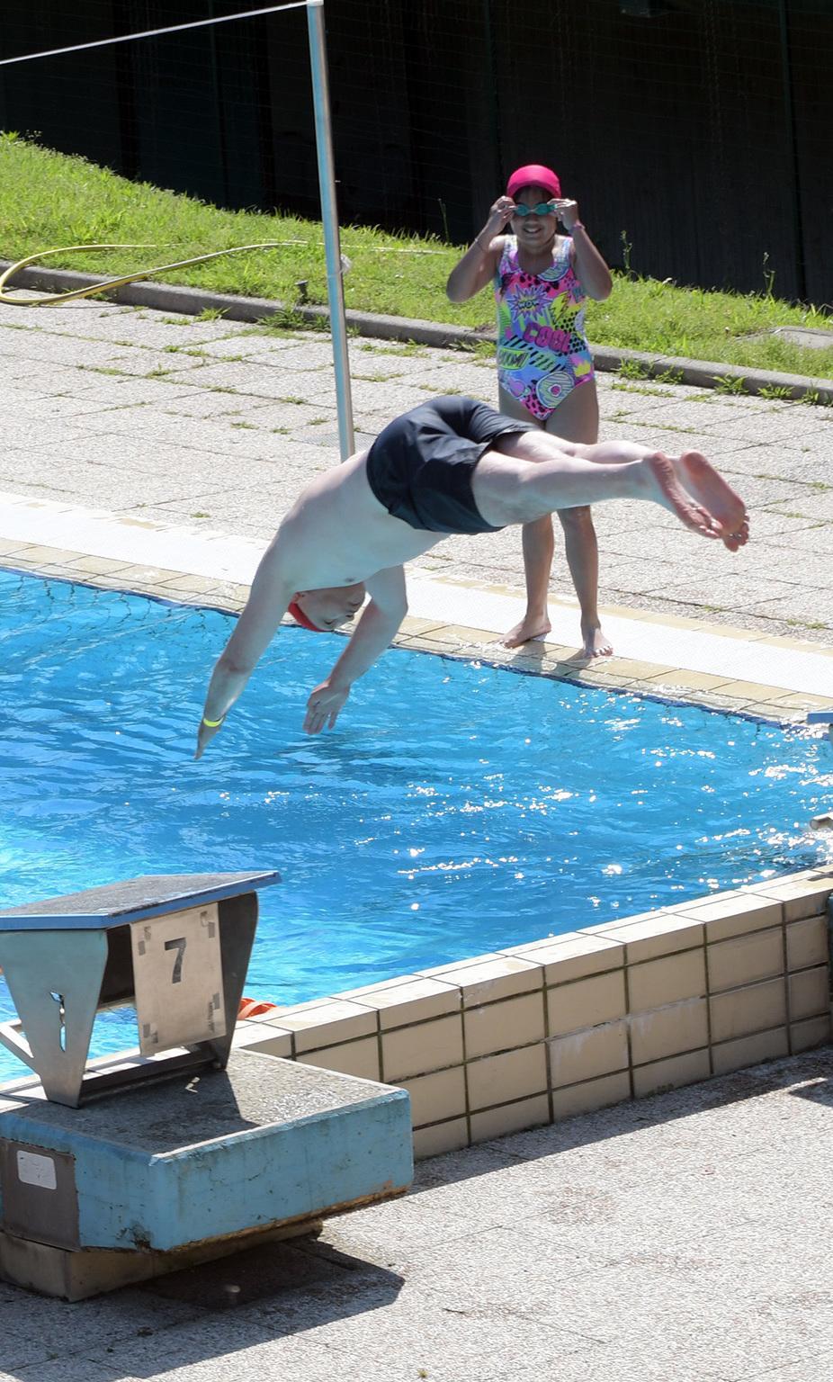 piscina chiusa scatta la petizione per salvarla da Ilgiorno.it piscina chiusa scatta la petizione per salvarla