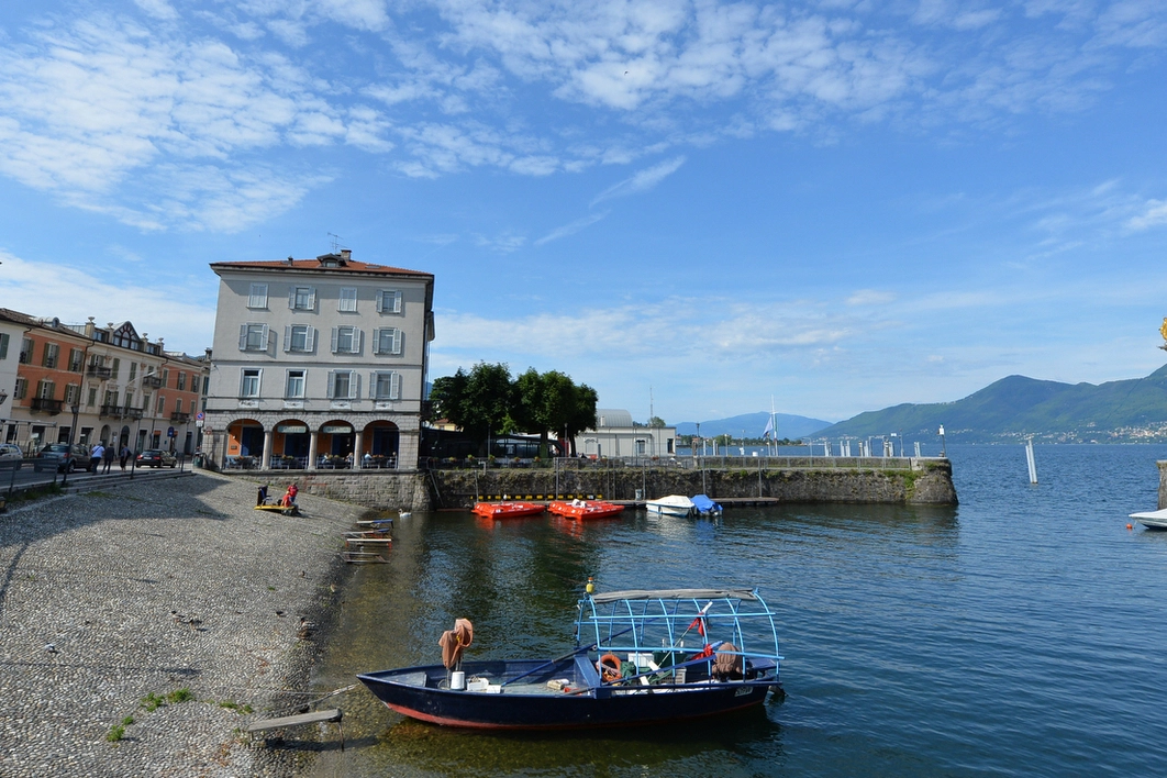 Una bella veduta del porto vecchio di Luino con il Caffè Clerici sullo sfondo