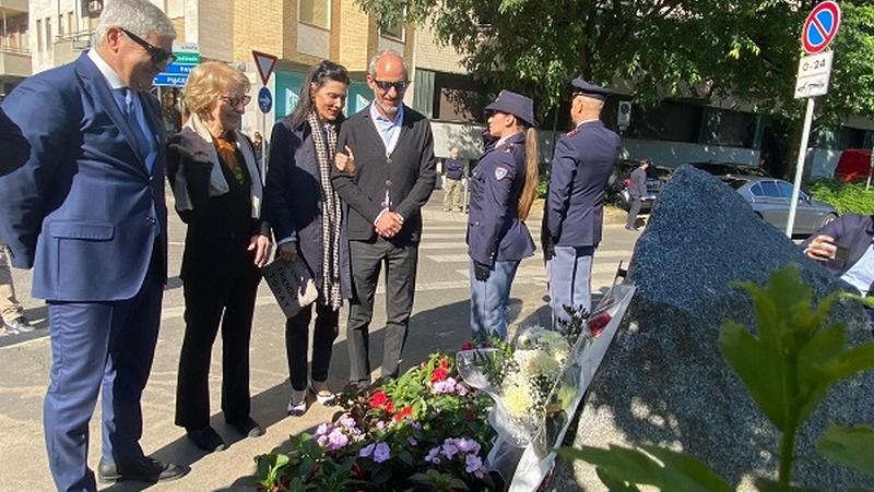 In ricordo di Calabresi: “Il perdono rende liberi”. Le parole di Gemma Capra, la vedova del commissario ucciso da Lotta Continua In ricordo di Calabresi: “Il perdono rende liberi”. Le parole di Gemma Capra, la vedova del commissario ucciso da Lotta Continua