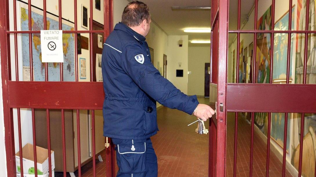 Incendio in carcere. Dà fuoco al materasso: intossicati detenuto e gli agenti intervenuti