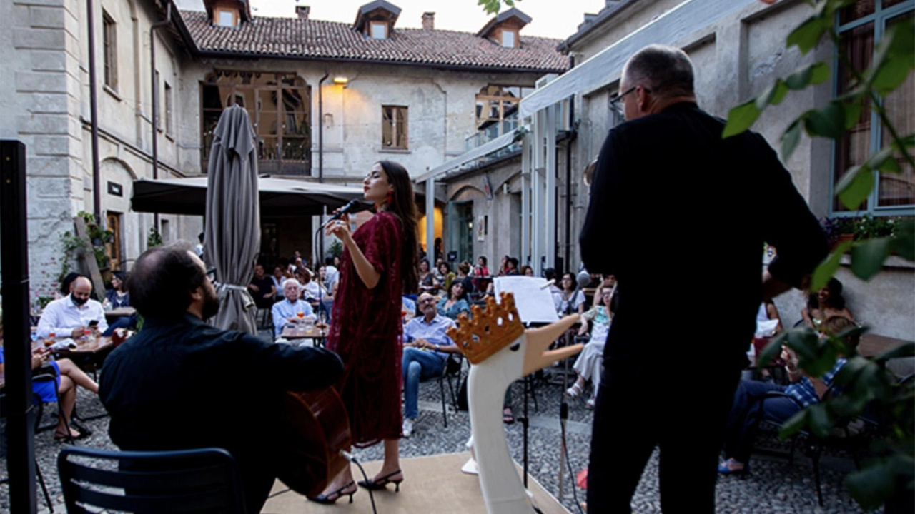 Le Serenate personalizzate e dedicate su richiesta saranno concluse da un concerto in cortile Le Serenate personalizzate e dedicate su richiesta saranno concluse da un concerto in cortile