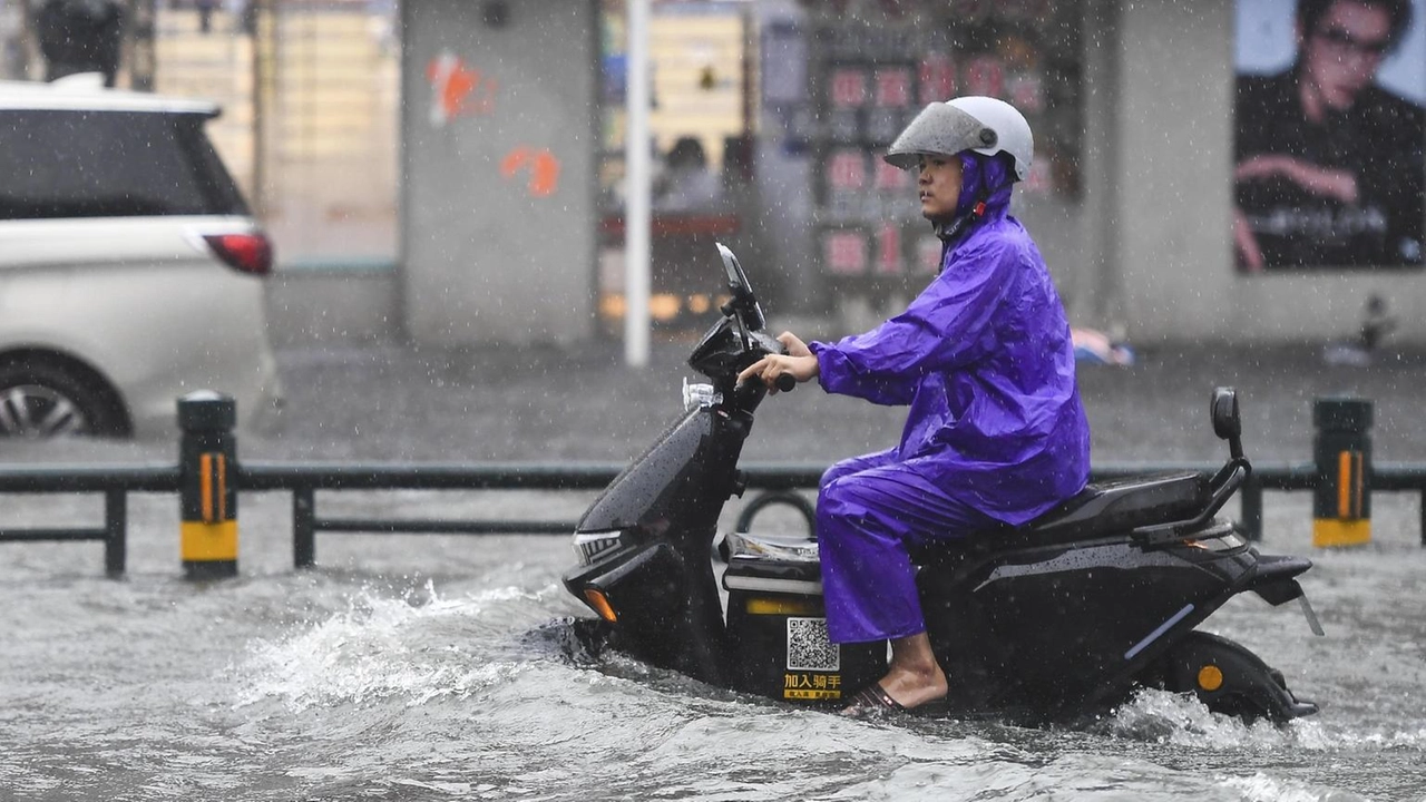 Chiuse decine di strade, 130 villaggi senza elettricità