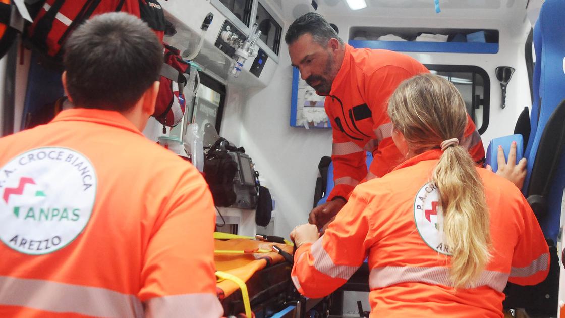 cergnago lite in piazza alle 3 di notte 25enne in ospedale