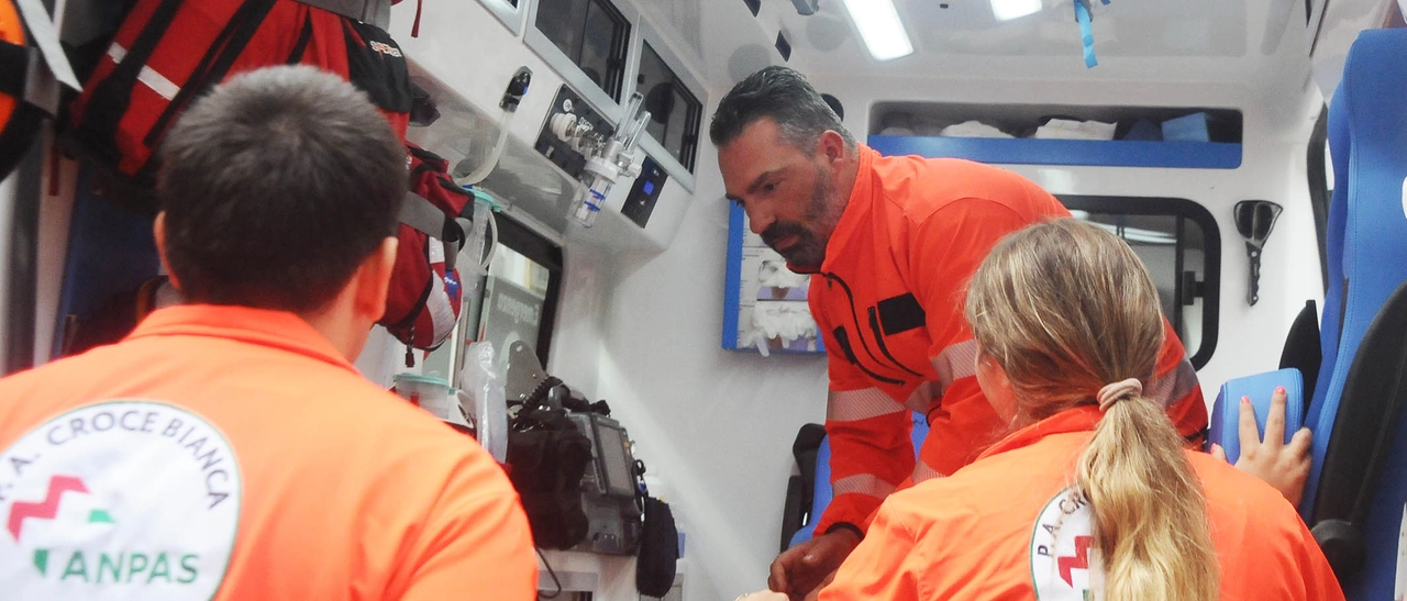 Cergnago, lite in piazza alle 3 di notte: 25enne in ospedale