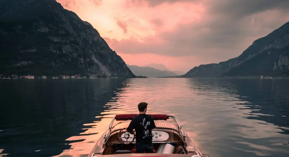 Martin Garrix sul lago di Como al tramonto: “Scene irreali in Italia, vi amo!”
