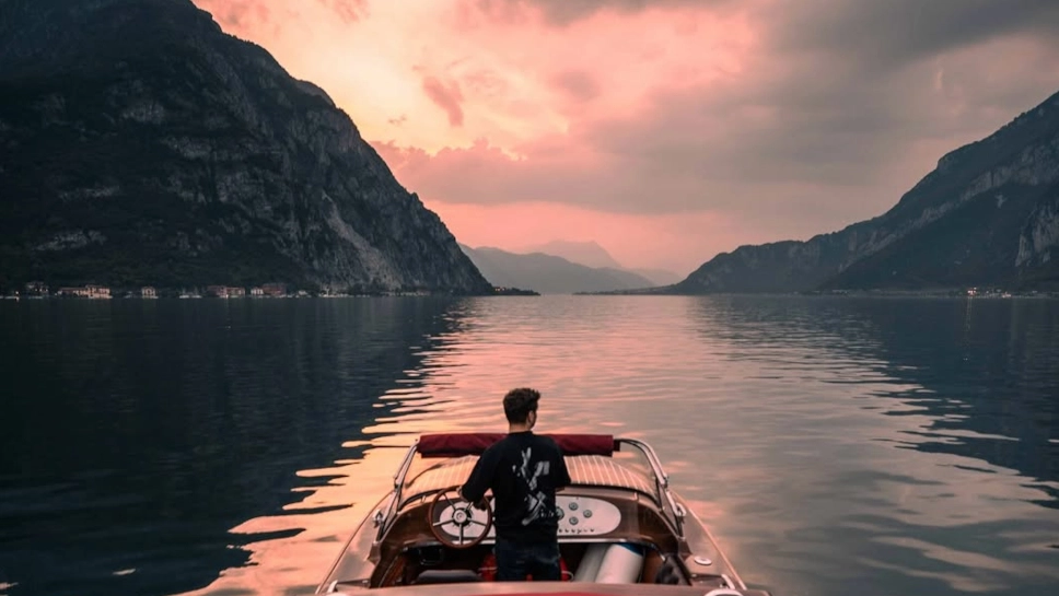 Martin Garrix sul lago di Como al tramonto: “Scene irreali in Italia, vi amo!”