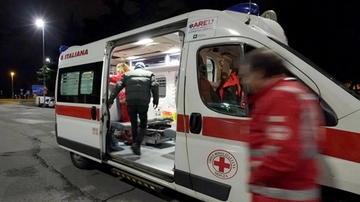 Garlasco, due liti in strada nella notte finiscono nel sangue: 17enne investito e 22enne aggredito