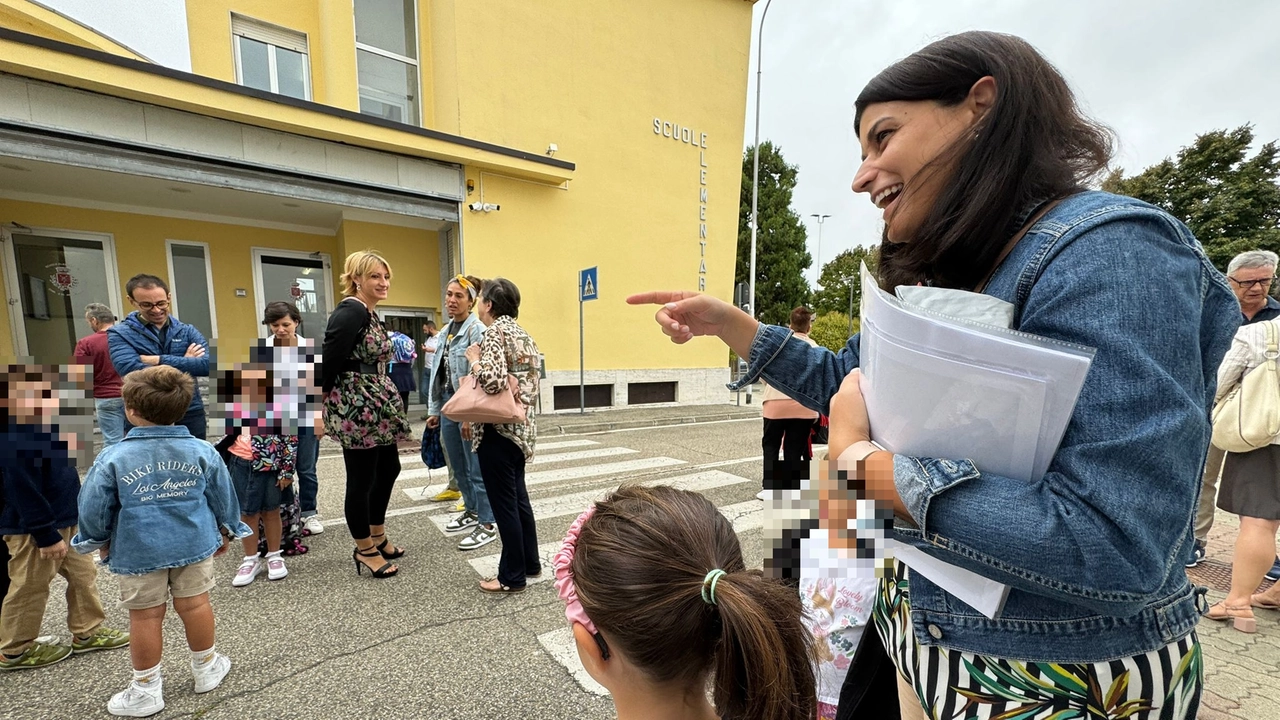 Il primo giorno di scuola alla primaria di San Genesio, dopo i sigilli e i veleni (foto Torres) Il primo giorno di scuola alla primaria di San Genesio, dopo i sigilli e i veleni (foto Torres)