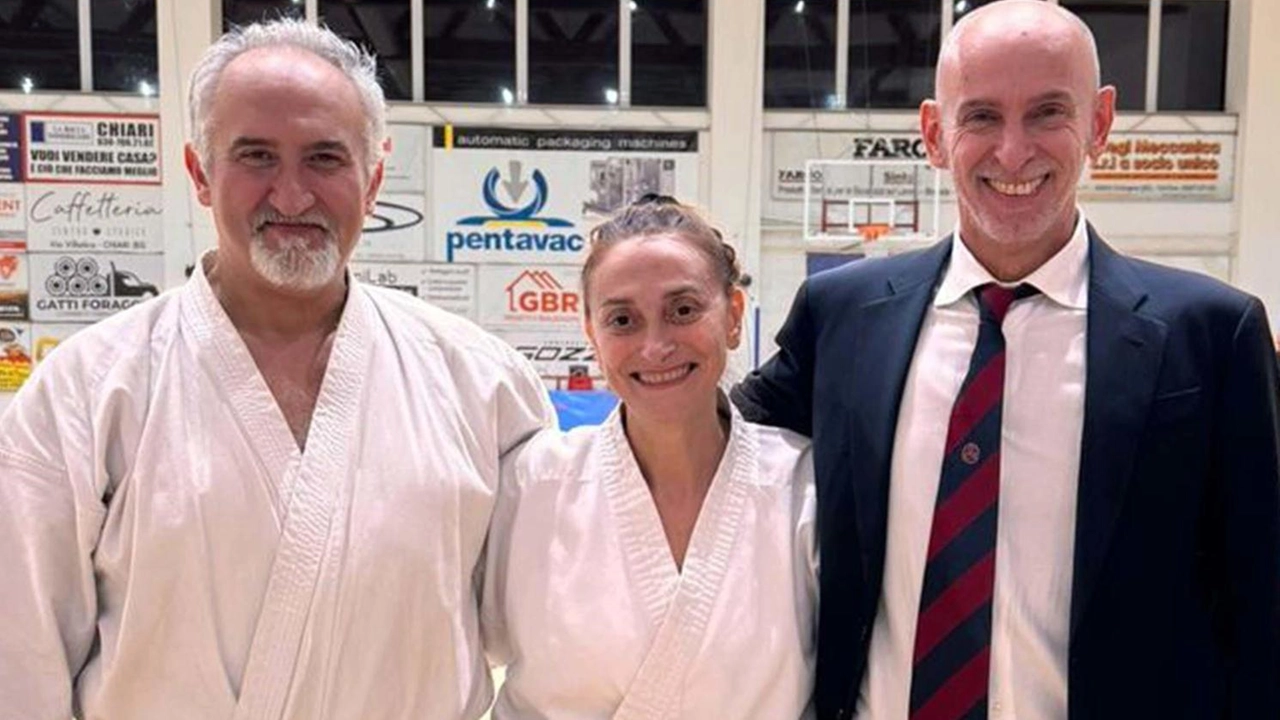 L'assessora Rosetta Stavola, 54 anni, conquista la cintura nera di karate dopo 7 anni di impegno. Una passione che condivide con la figlia campionessa italiana. L'assessora Rosetta Stavola, 54 anni, conquista la cintura nera di karate dopo 7 anni di impegno. Una passione che condivide con la figlia campionessa italiana.