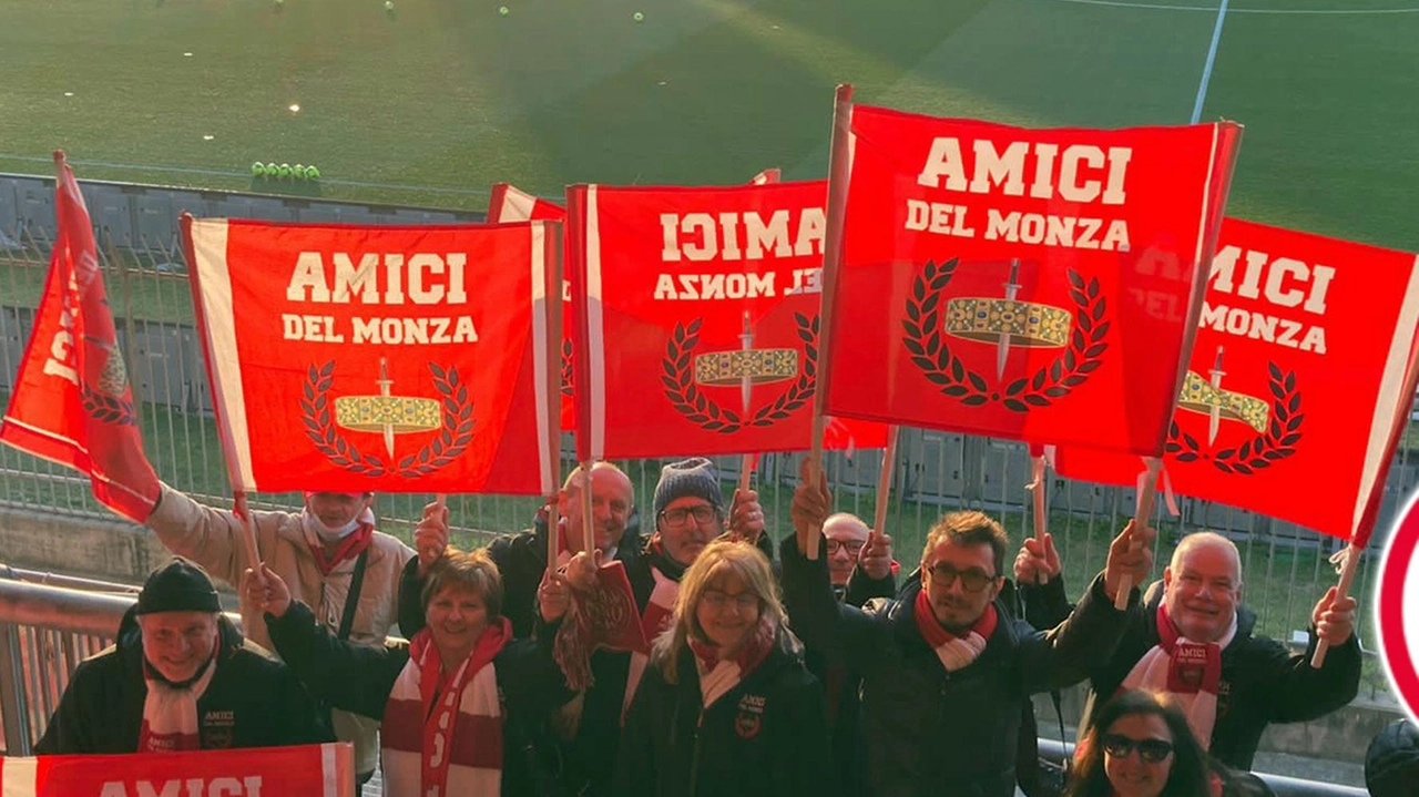 A sinistra il Club Amici del Monza sugli spalti, sopra una foto molto scenografica dalla curva dello stadio A sinistra il Club Amici del Monza sugli spalti, sopra una foto molto scenografica dalla curva dello stadio