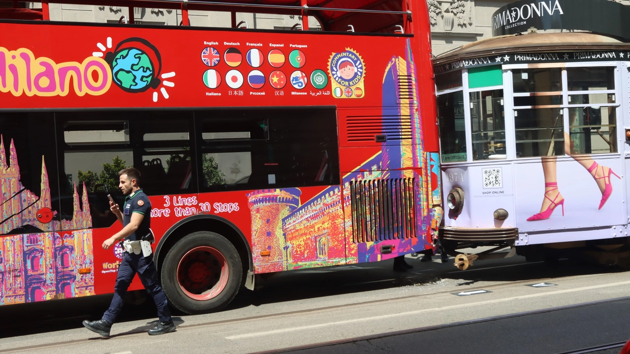 I rilievi dopo l'incidente fra tram e bus turistico a due piani (Salmoirago) I rilievi dopo l'incidente fra tram e bus turistico a due piani (Salmoirago)