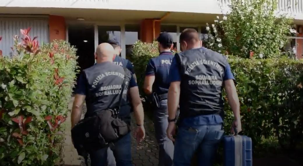 bergamo vive in casa con la madre morta da un anno la figlia indagata per occultamento di cadavere