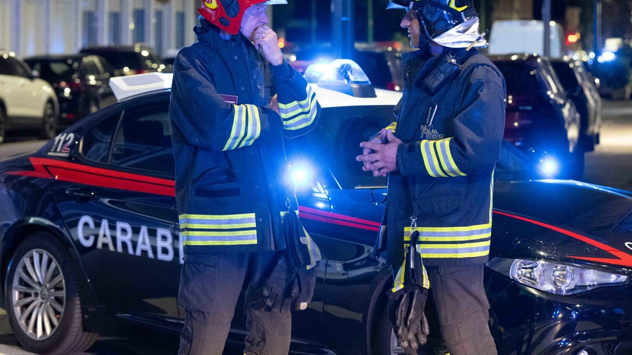 Carabinieri e vigili del fuoco in una foto di archivio
