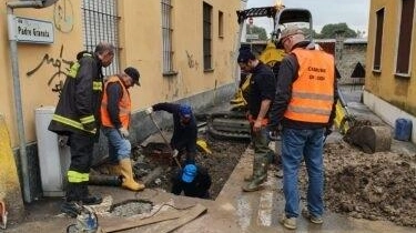 A Lodi, una perdita d'acqua in via Borgo Adda ha causato disagi ai residenti, con interventi che hanno ripristinato la fornitura entro la tarda mattinata. A Lodi, una perdita d'acqua in via Borgo Adda ha causato disagi ai residenti, con interventi che hanno ripristinato la fornitura entro la tarda mattinata.
