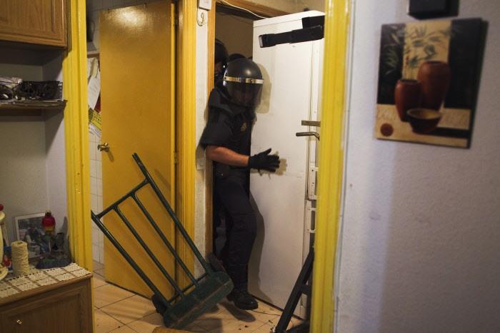 San Donato, il buco nero delle case occupate: blitz e sgombero della polizia locale