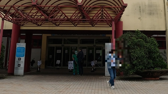 L'esterno dell'ospedale di Carate
