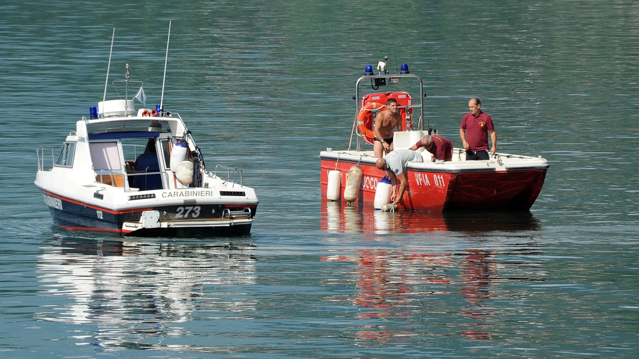 Sul posto una pattuglia dei carabinieri la Guardia di Finanza del Roan di Como e la Guardia Costiera Sul posto una pattuglia dei carabinieri la Guardia di Finanza del Roan di Como e la Guardia Costiera