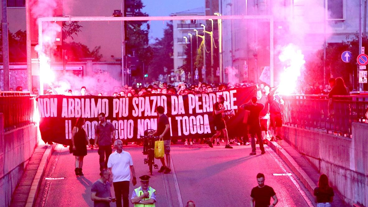Un corteo di protesta degli attivisti del Foa Boccaccio Un corteo di protesta degli attivisti del Foa Boccaccio