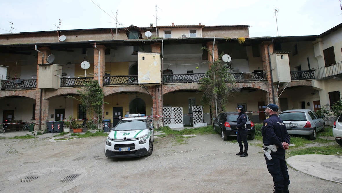Gli agenti della polizia locale davanti allo stabile di via Sciesa a rischio crollo