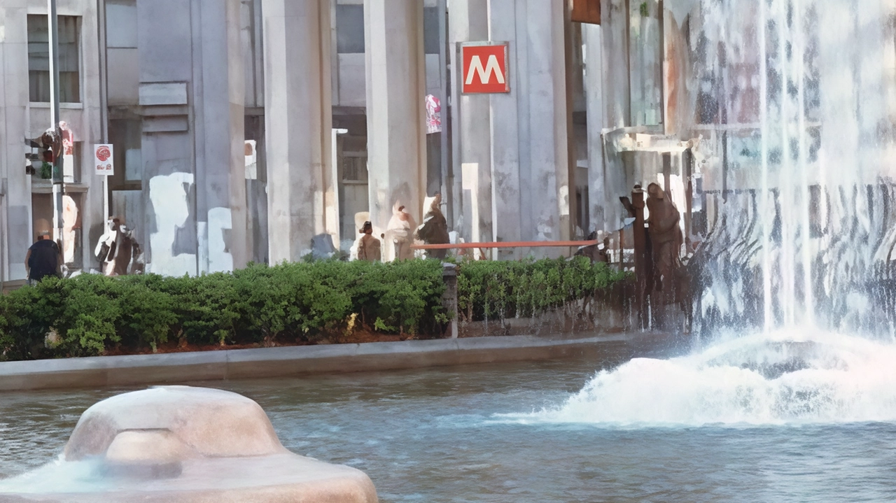 Un uomo bulgaro di 58 anni è stato tratto fuori dalla fontana di piazza San Babila a Milano dopo essersi tuffato. Scoperto un provvedimento pendente, è stato portato in carcere. Un uomo bulgaro di 58 anni è stato tratto fuori dalla fontana di piazza San Babila a Milano dopo essersi tuffato. Scoperto un provvedimento pendente, è stato portato in carcere.