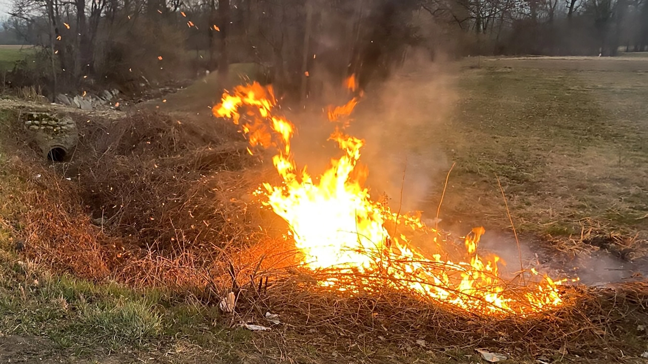 L'uomo si è ustionato cercando di domare le fiamme (foto di repertorio)