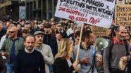 Una manifestazione a Milano contro il Green pass anti-Covid Una manifestazione a Milano contro il Green pass anti-Covid