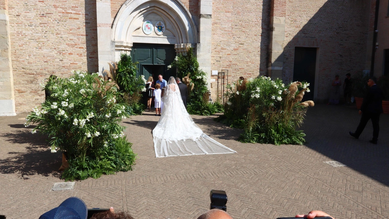 Un cittadino nigeriano è stato espulso inguistamente dall’Italia prima di sposarsi con una ragazza italiana a Mantova. Ora chiede i danni (foto generica matrimonio) Un cittadino nigeriano è stato espulso inguistamente dall’Italia prima di sposarsi con una ragazza italiana a Mantova. Ora chiede i danni (foto generica matrimonio)