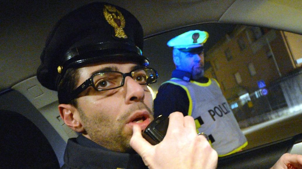 È tornato a casa nel cuore della notte, ubriaco fradicio e strafatto di droga, sbattendo le porte, farneticando e... È tornato a casa nel cuore della notte, ubriaco fradicio e strafatto di droga, sbattendo le porte, farneticando e...