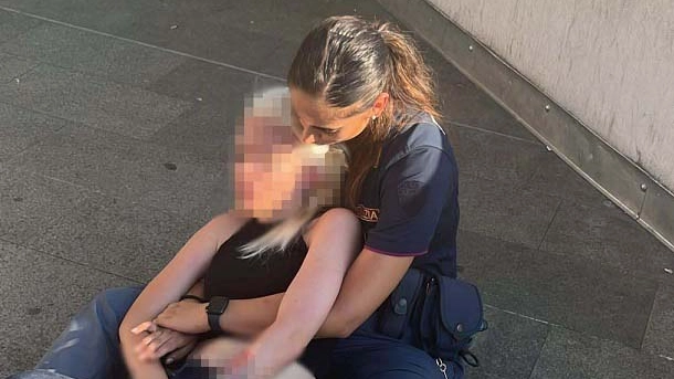 Il lungo abbraccio della ragazza con la poliziotta che l'ha aiutata Il lungo abbraccio della ragazza con la poliziotta che l'ha aiutata