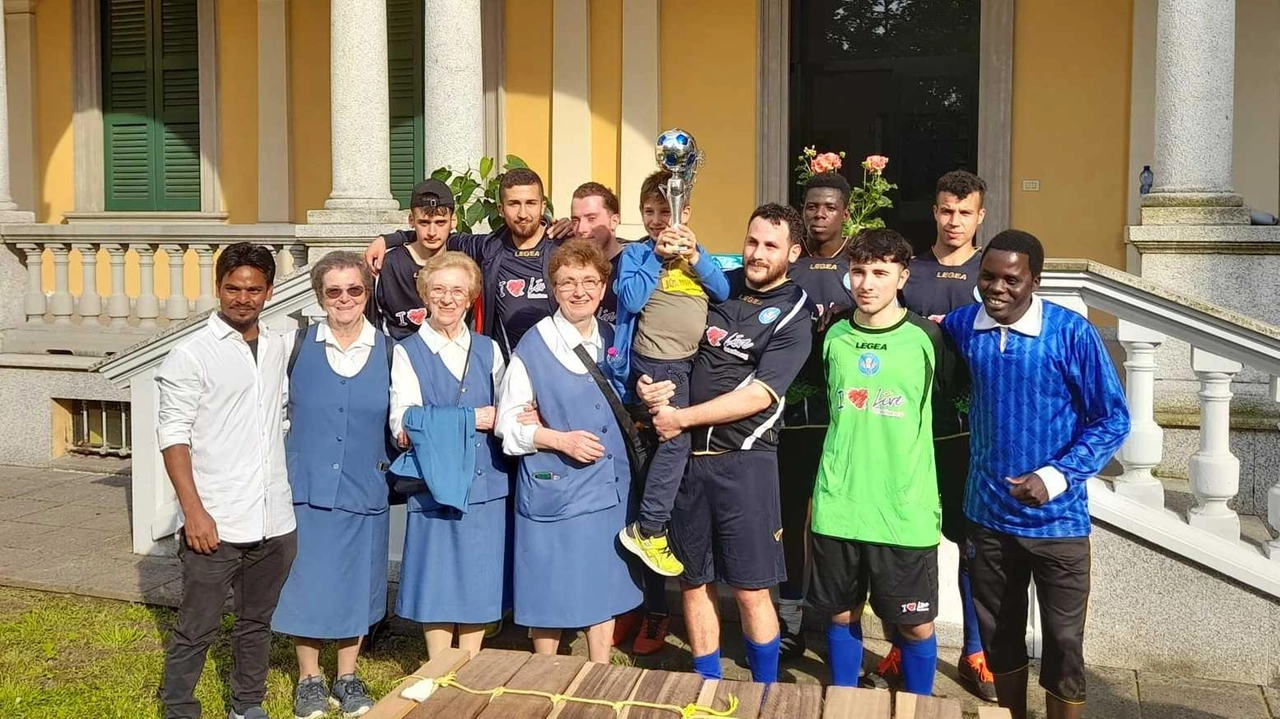 Operatori e ospiti del centro Mamma Rita Operatori e ospiti del centro Mamma Rita