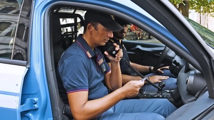 La Polizia ha arrestato l'uomo che si era nascosto in un bagno La Polizia ha arrestato l'uomo che si era nascosto in un bagno