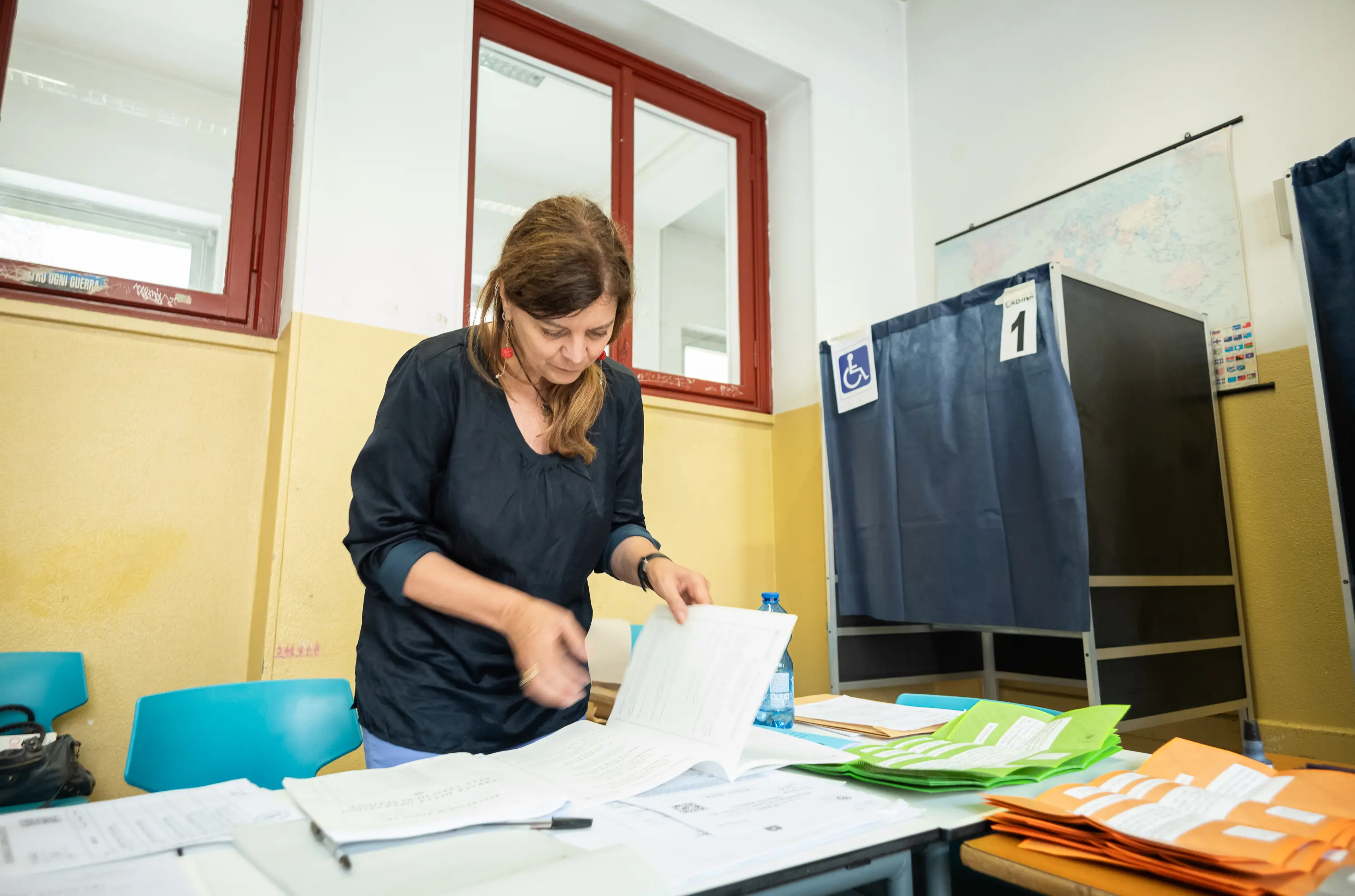 Referendum e ballottaggi in Lombardia: 8 milioni di elettori alle urne. Gli spareggi di Cernusco sul Naviglio e Saronno